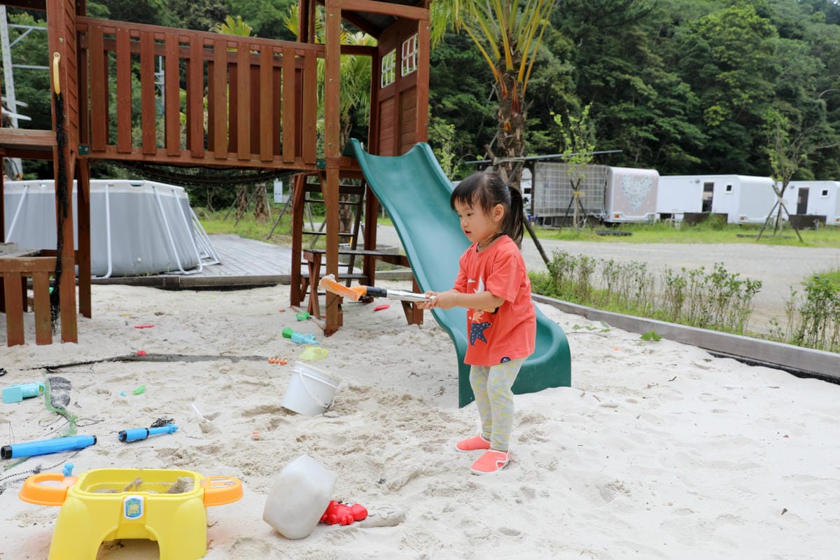 桃園露營｜龍潭露營區 休旅家梧桐心境露營區 松林下露營，桃園豪華露營車！豐富自然生態 桃園親子露營推薦！