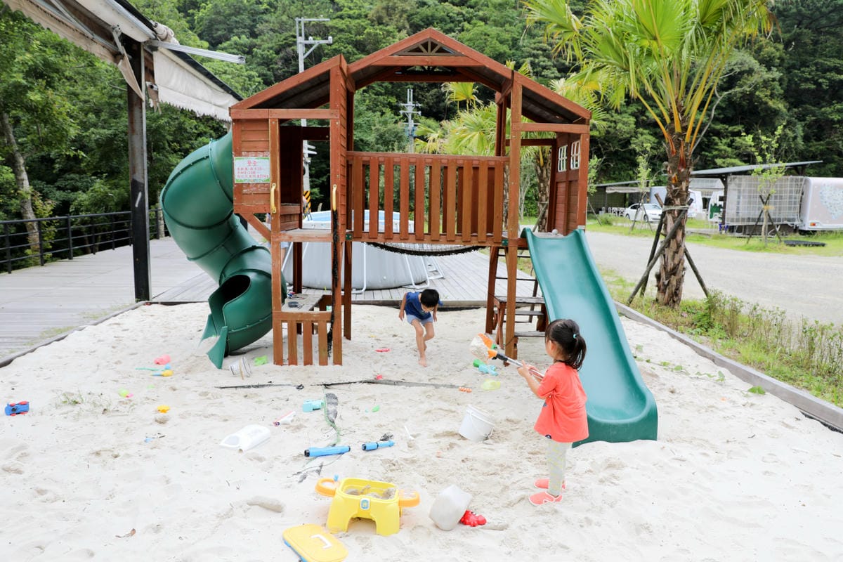 桃園露營｜龍潭露營區 休旅家梧桐心境露營區 松林下露營，桃園豪華露營車！豐富自然生態 桃園親子露營推薦！