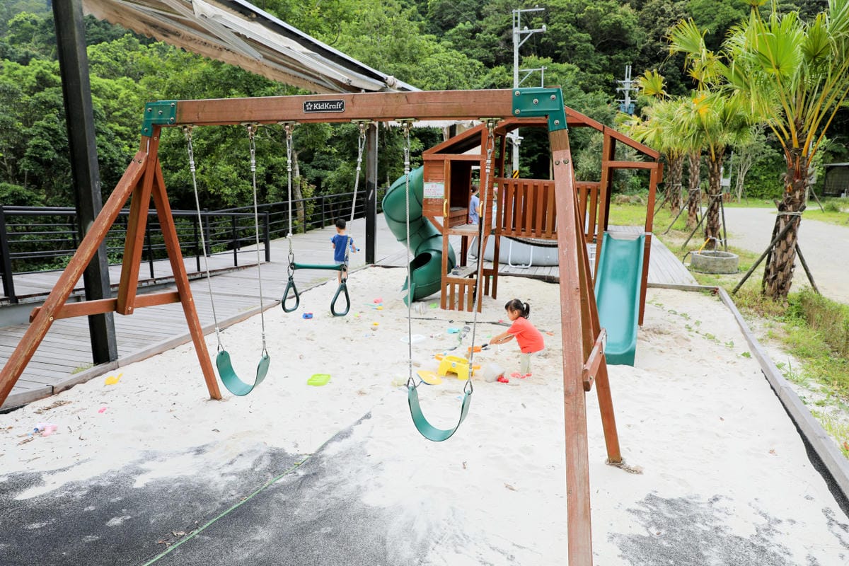 桃園露營｜龍潭露營區 休旅家梧桐心境露營區 松林下露營，桃園豪華露營車！豐富自然生態 桃園親子露營推薦！