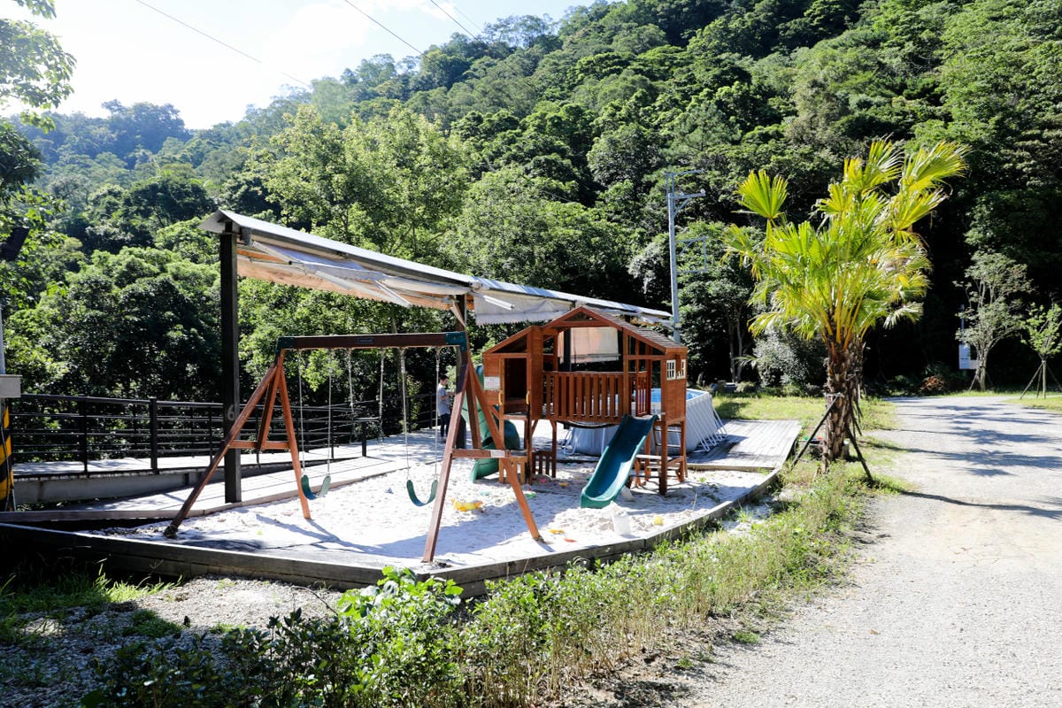 桃園露營｜龍潭露營區 休旅家梧桐心境露營區 松林下露營，桃園豪華露營車！豐富自然生態 桃園親子露營推薦！