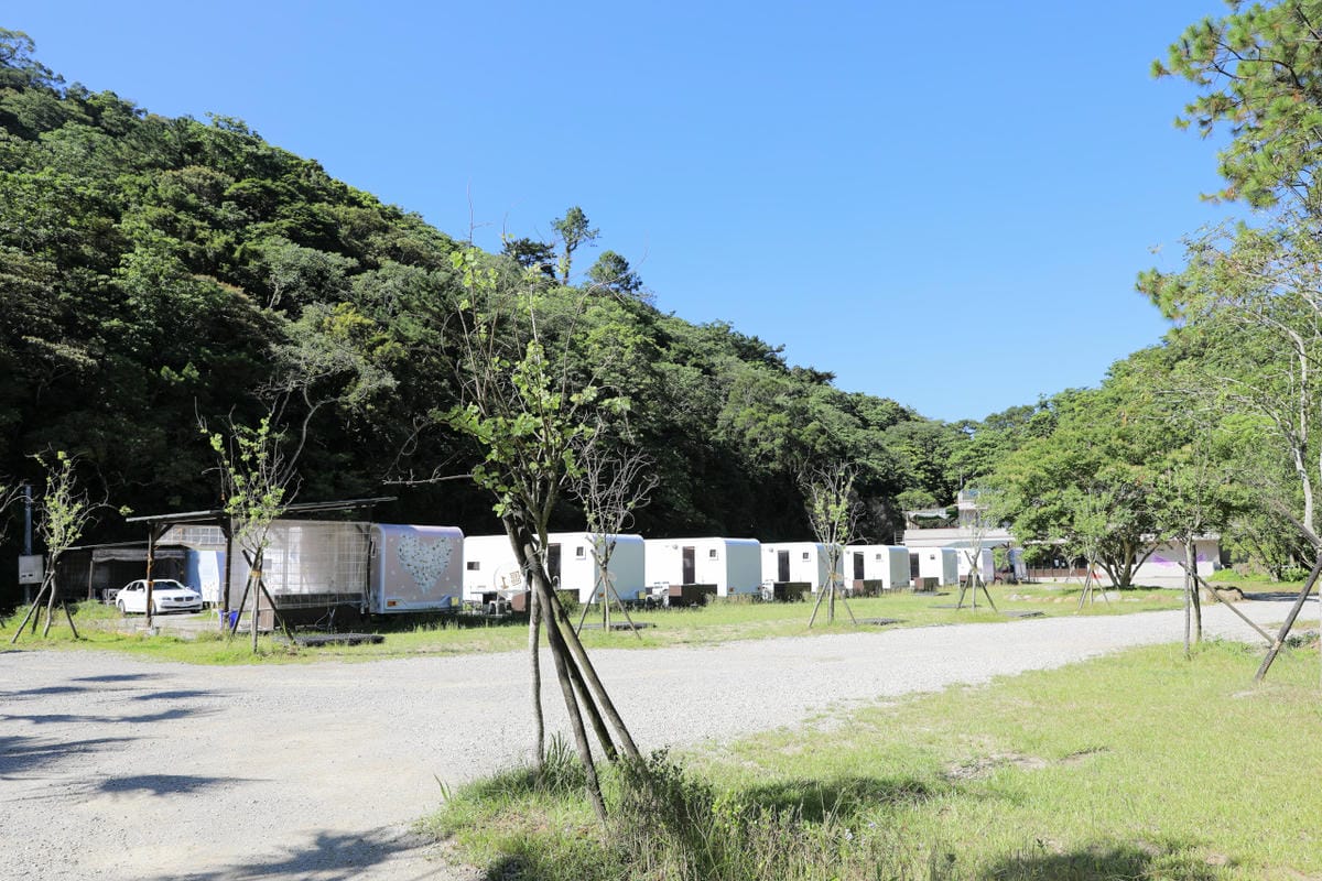 桃園露營｜龍潭露營區 休旅家梧桐心境露營區 松林下露營，桃園豪華露營車！豐富自然生態 桃園親子露營推薦！