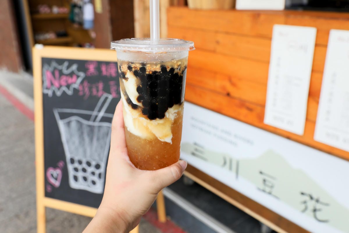 台北食記｜淡水老街美食推薦！三川豆花（河畔店）來一杯用喝的豆花，散步甜點推薦！