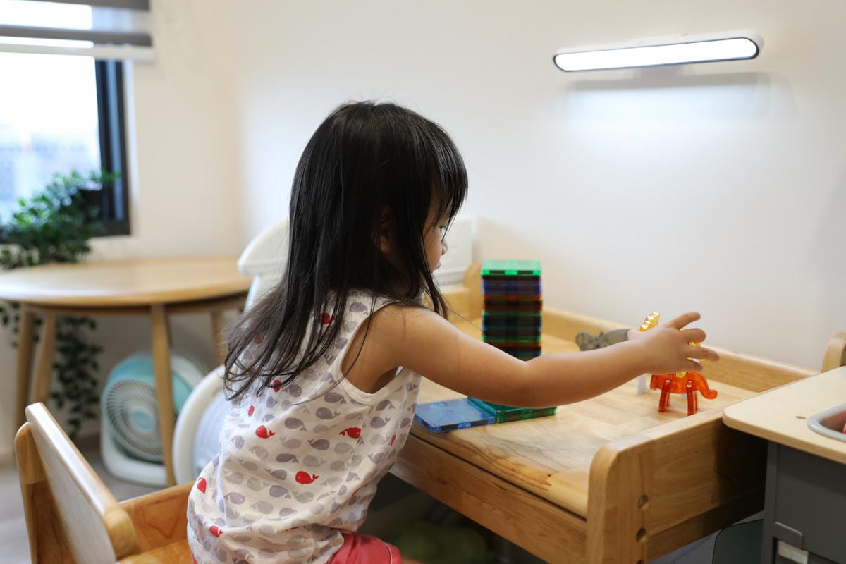 家電開箱｜親子共讀好幫手！FUNY 便攜 LED 護眼檯燈 無線超方便，各種空間皆能使用，無支架檯燈推薦！