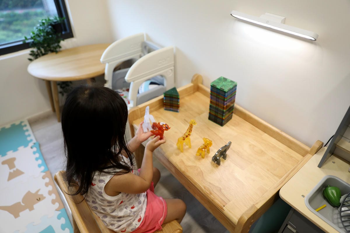 家電開箱｜親子共讀好幫手！FUNY 便攜 LED 護眼檯燈 無線超方便，各種空間皆能使用，無支架檯燈推薦！