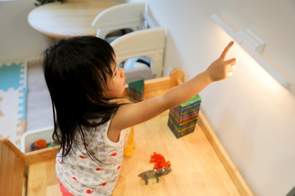 家電開箱｜親子共讀好幫手！FUNY 便攜 LED 護眼檯燈 無線超方便，各種空間皆能使用，無支架檯燈推薦！