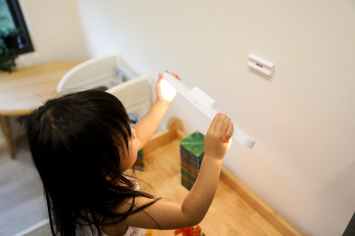 家電開箱｜親子共讀好幫手！FUNY 便攜 LED 護眼檯燈 無線超方便，各種空間皆能使用，無支架檯燈推薦！