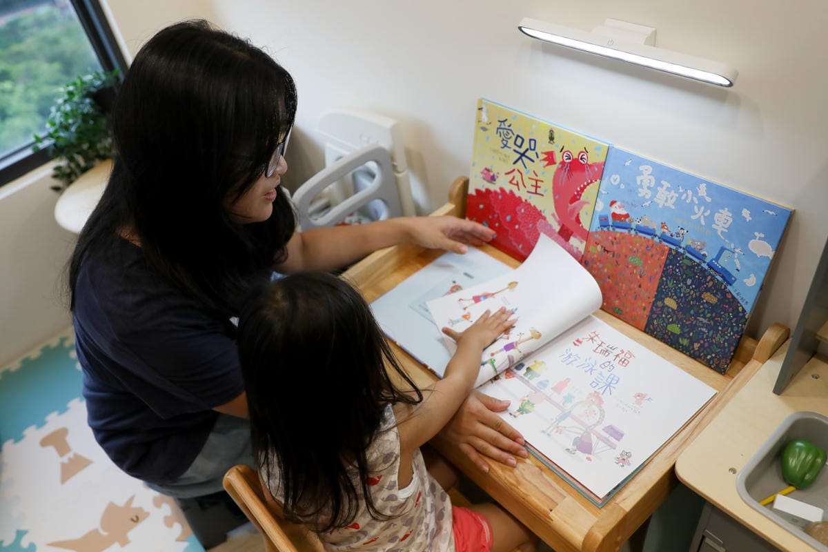 家電開箱｜親子共讀好幫手！FUNY 便攜 LED 護眼檯燈 無線超方便，各種空間皆能使用，無支架檯燈推薦！