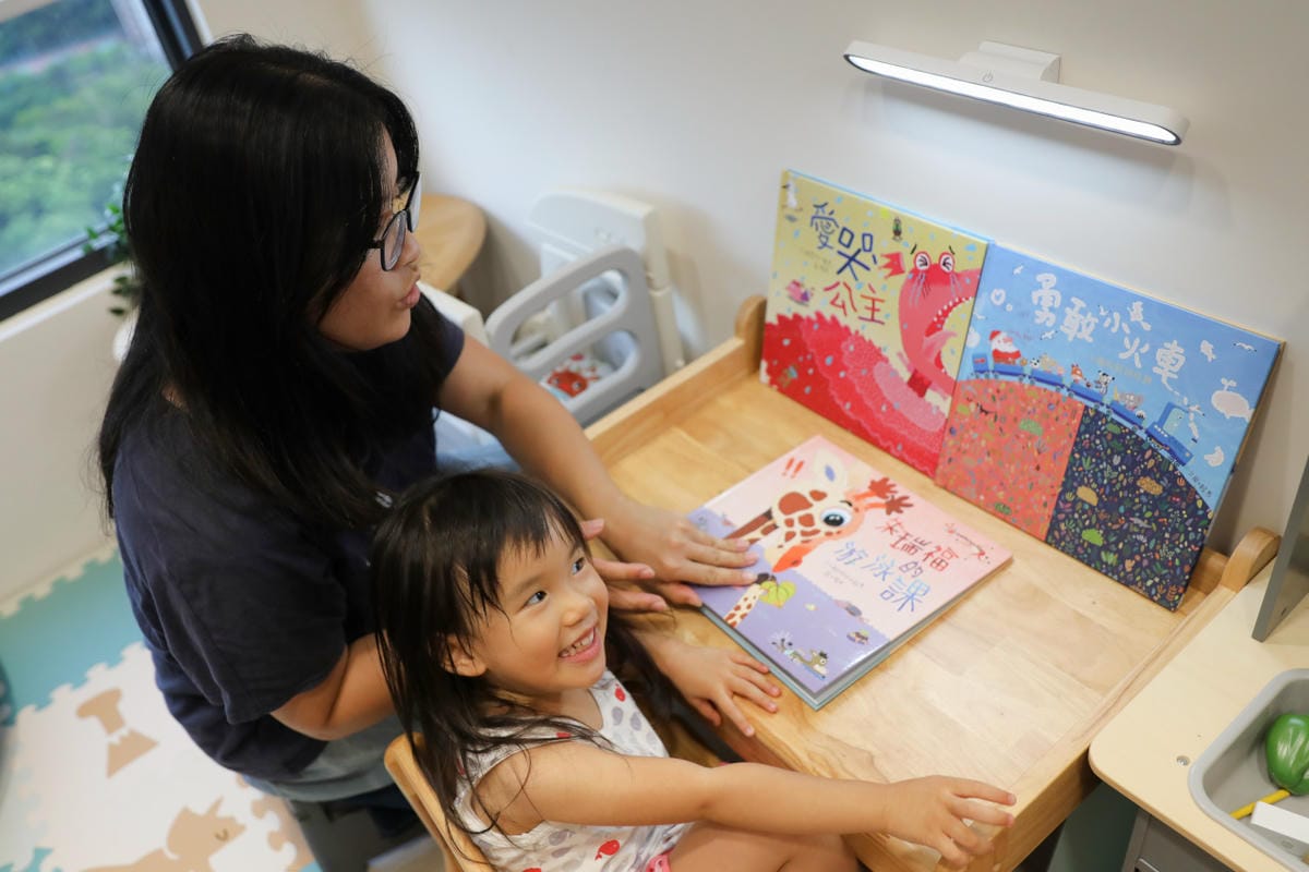 家電開箱｜親子共讀好幫手！FUNY 便攜 LED 護眼檯燈 無線超方便，各種空間皆能使用，無支架檯燈推薦！