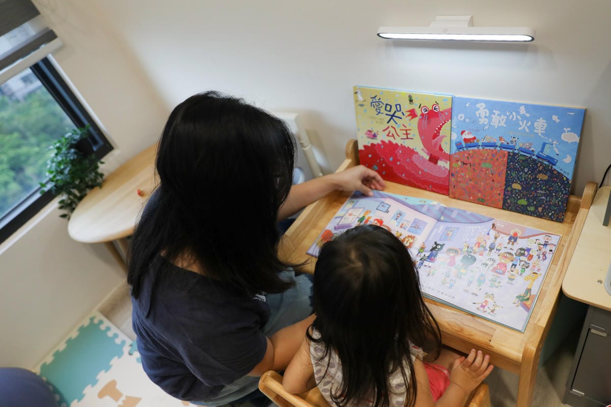 家電開箱｜親子共讀好幫手！FUNY 便攜 LED 護眼檯燈 無線超方便，各種空間皆能使用，無支架檯燈推薦！