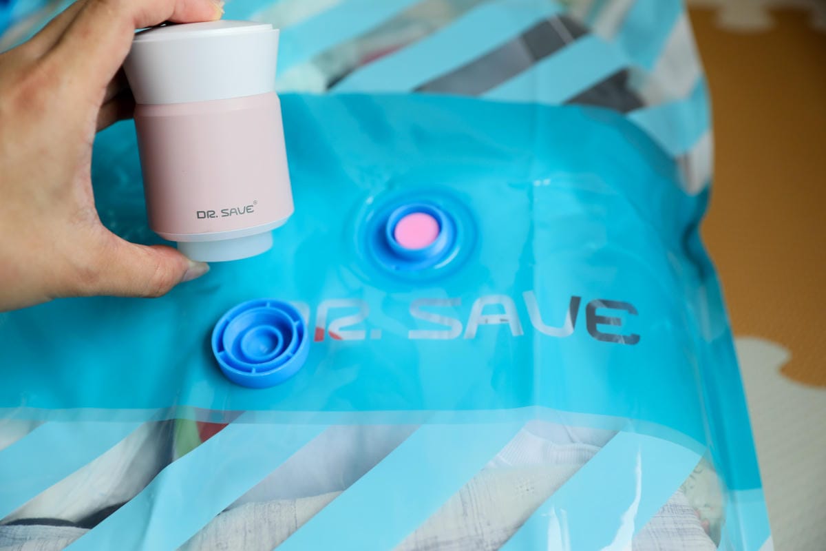 露營用品|摩肯 DR. SAVE 3in1極度快速迷你充抽氣機 打氣、抽氣、緊急電源一機三用,快速秒充,露營旅行必備推薦! - 第2張圖 露營用品|摩肯 DR. SAVE 3in1極度快速迷你充抽氣機 打氣、抽氣、緊急電源一機三用,快速秒充,露營旅行必備推薦!
