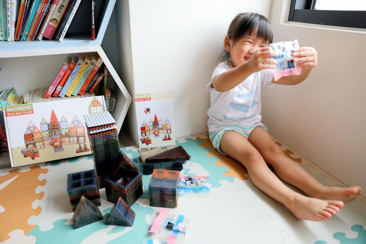 親子育兒|最適合三歲左右小孩的玩具推薦!聰明媽咪 i-Smart 美國豪華彩色透光磁力積木片(101件) 可結合樂高一起玩唷~ - 第5張圖 親子育兒|最適合三歲左右小孩的玩具推薦!聰明媽咪 i-Smart 美國豪華彩色透光磁力積木片(101件) 可結合樂高一起玩唷~