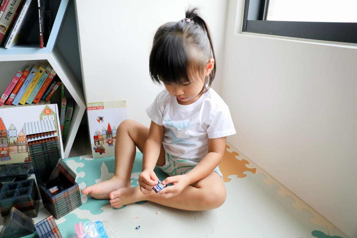 親子育兒|最適合三歲左右小孩的玩具推薦!聰明媽咪 i-Smart 美國豪華彩色透光磁力積木片(101件) 可結合樂高一起玩唷~ - 第6張圖 親子育兒|最適合三歲左右小孩的玩具推薦!聰明媽咪 i-Smart 美國豪華彩色透光磁力積木片(101件) 可結合樂高一起玩唷~