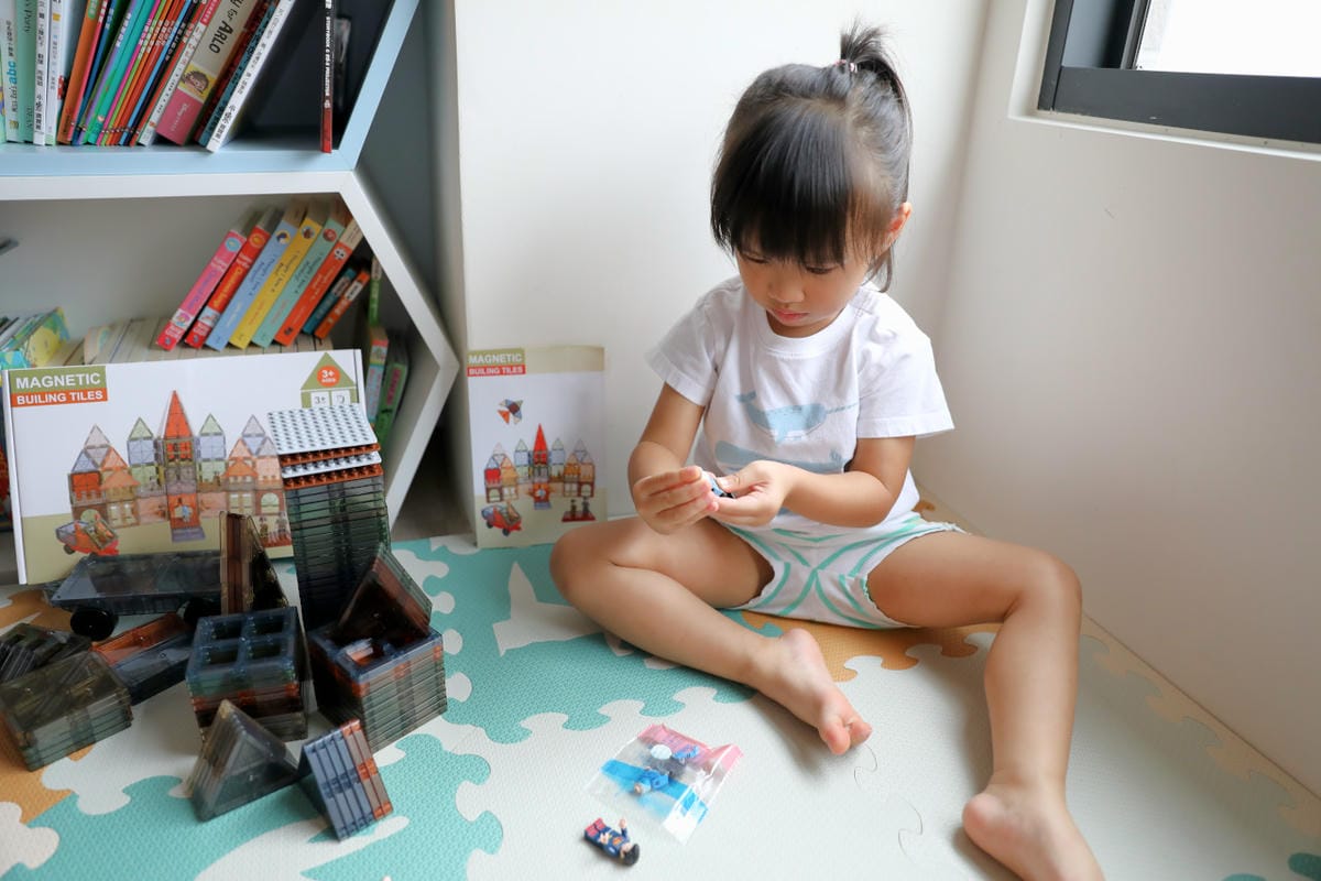 親子育兒|最適合三歲左右小孩的玩具推薦!聰明媽咪 i-Smart 美國豪華彩色透光磁力積木片(101件) 可結合樂高一起玩唷~ - 第8張圖 親子育兒|最適合三歲左右小孩的玩具推薦!聰明媽咪 i-Smart 美國豪華彩色透光磁力積木片(101件) 可結合樂高一起玩唷~
