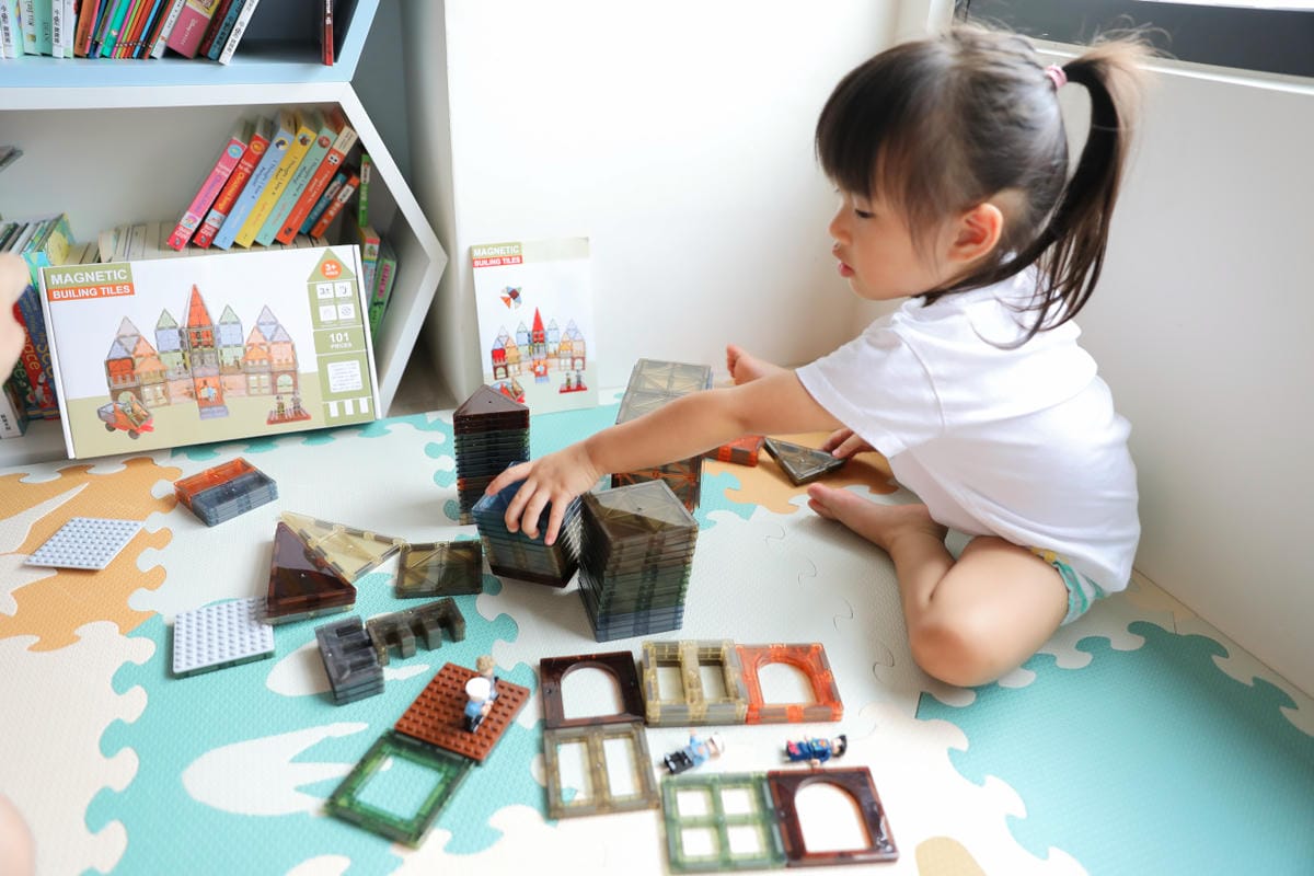 親子育兒|最適合三歲左右小孩的玩具推薦!聰明媽咪 i-Smart 美國豪華彩色透光磁力積木片(101件) 可結合樂高一起玩唷~ - 第9張圖 親子育兒|最適合三歲左右小孩的玩具推薦!聰明媽咪 i-Smart 美國豪華彩色透光磁力積木片(101件) 可結合樂高一起玩唷~