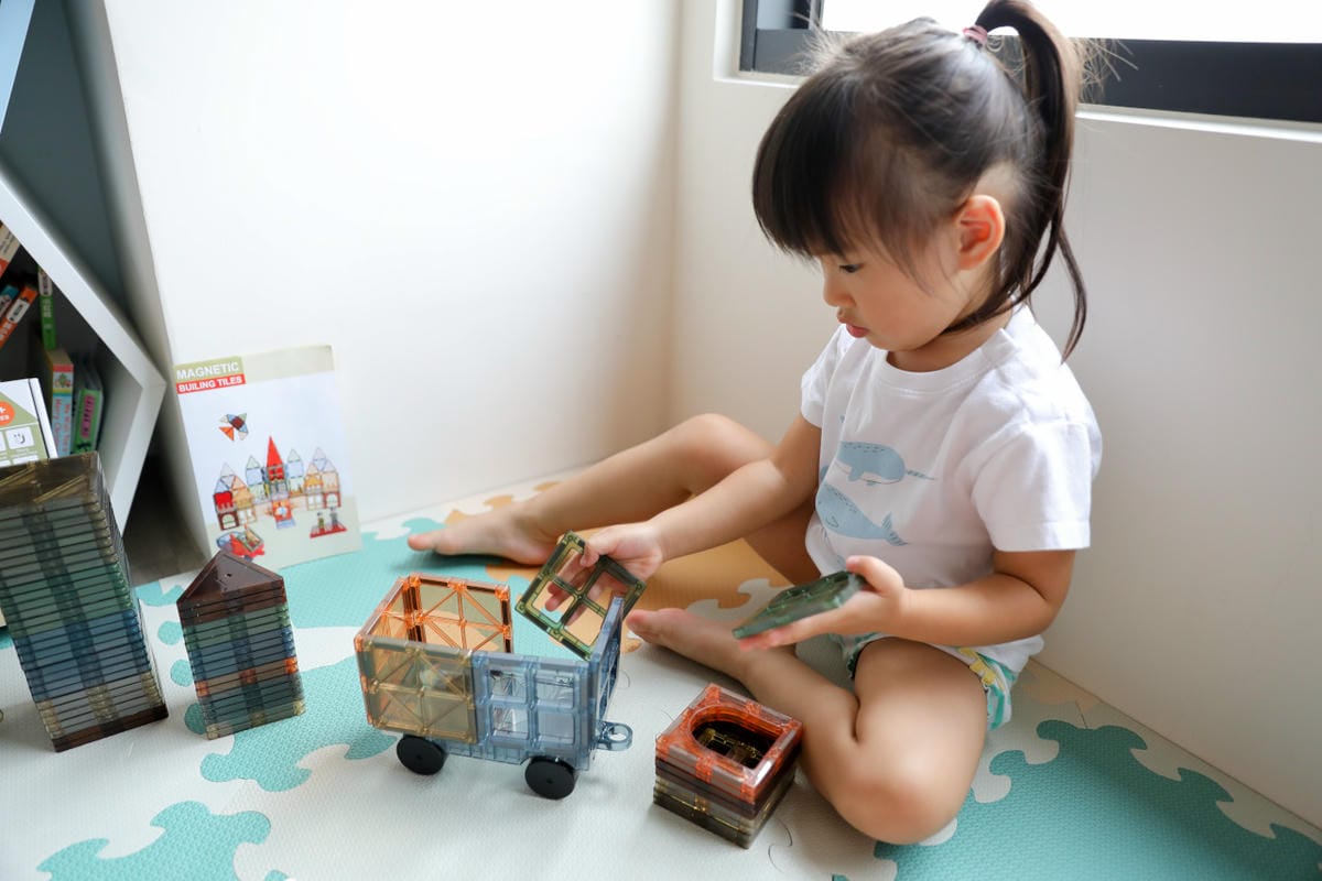 親子育兒|最適合三歲左右小孩的玩具推薦!聰明媽咪 i-Smart 美國豪華彩色透光磁力積木片(101件) 可結合樂高一起玩唷~ - 第12張圖 親子育兒|最適合三歲左右小孩的玩具推薦!聰明媽咪 i-Smart 美國豪華彩色透光磁力積木片(101件) 可結合樂高一起玩唷~