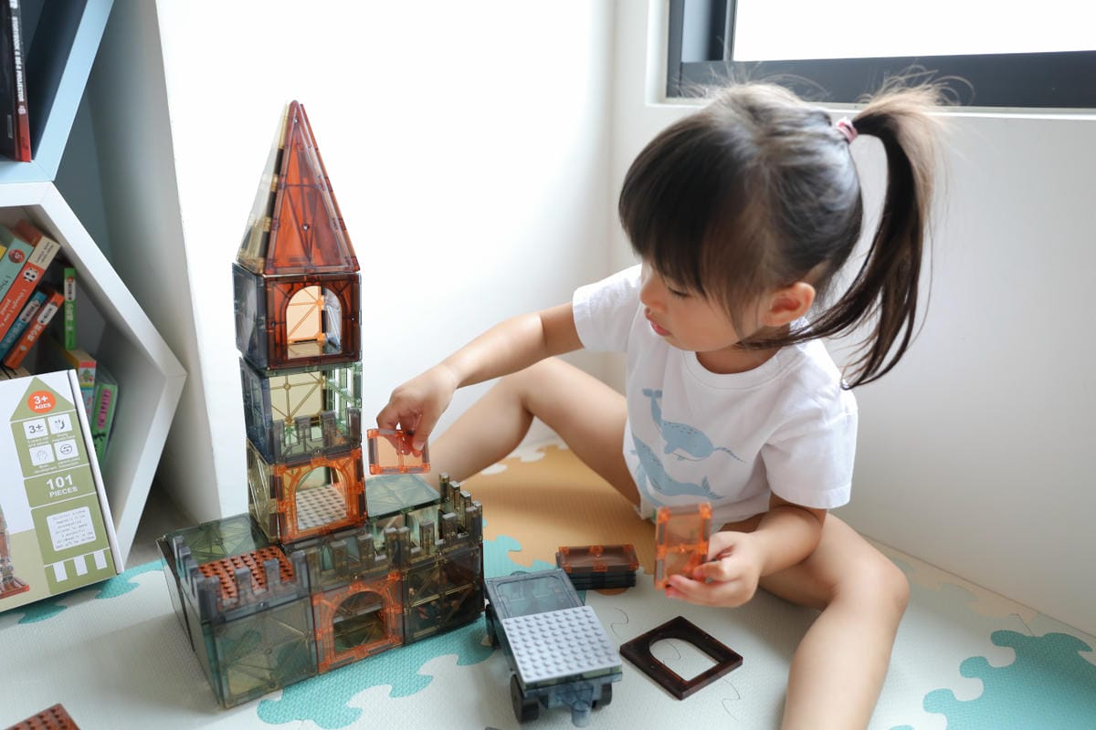 親子育兒|最適合三歲左右小孩的玩具推薦!聰明媽咪 i-Smart 美國豪華彩色透光磁力積木片(101件) 可結合樂高一起玩唷~ - 第17張圖 親子育兒|最適合三歲左右小孩的玩具推薦!聰明媽咪 i-Smart 美國豪華彩色透光磁力積木片(101件) 可結合樂高一起玩唷~