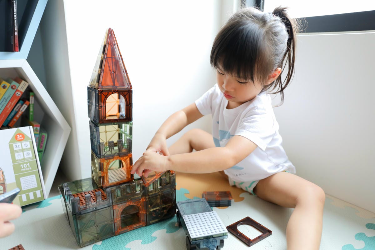 親子育兒|最適合三歲左右小孩的玩具推薦!聰明媽咪 i-Smart 美國豪華彩色透光磁力積木片(101件) 可結合樂高一起玩唷~ - 第19張圖 親子育兒|最適合三歲左右小孩的玩具推薦!聰明媽咪 i-Smart 美國豪華彩色透光磁力積木片(101件) 可結合樂高一起玩唷~