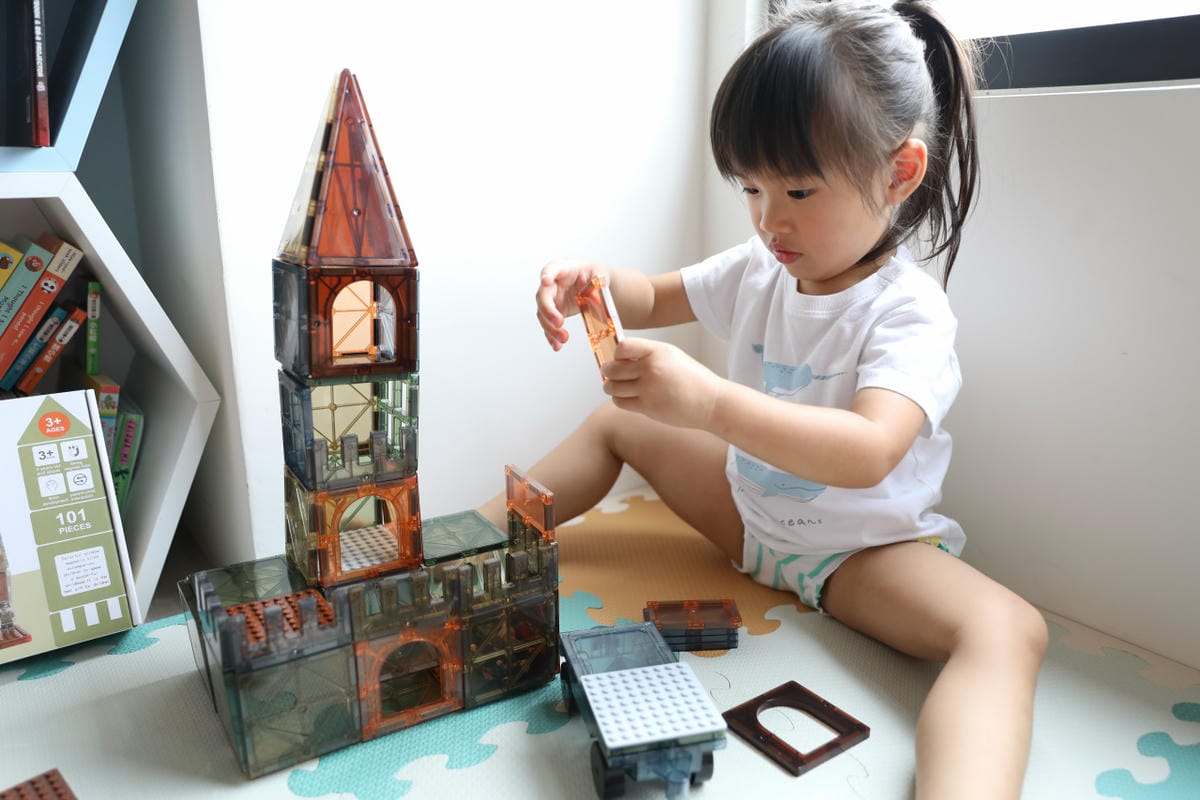 親子育兒|最適合三歲左右小孩的玩具推薦!聰明媽咪 i-Smart 美國豪華彩色透光磁力積木片(101件) 可結合樂高一起玩唷~ - 第18張圖 親子育兒|最適合三歲左右小孩的玩具推薦!聰明媽咪 i-Smart 美國豪華彩色透光磁力積木片(101件) 可結合樂高一起玩唷~