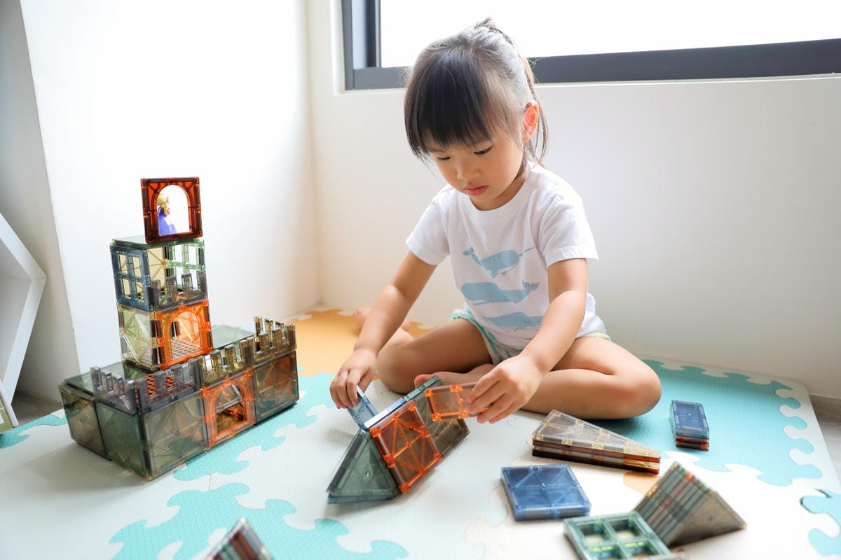 親子育兒|最適合三歲左右小孩的玩具推薦!聰明媽咪 i-Smart 美國豪華彩色透光磁力積木片(101件) 可結合樂高一起玩唷~ - 第21張圖 親子育兒|最適合三歲左右小孩的玩具推薦!聰明媽咪 i-Smart 美國豪華彩色透光磁力積木片(101件) 可結合樂高一起玩唷~
