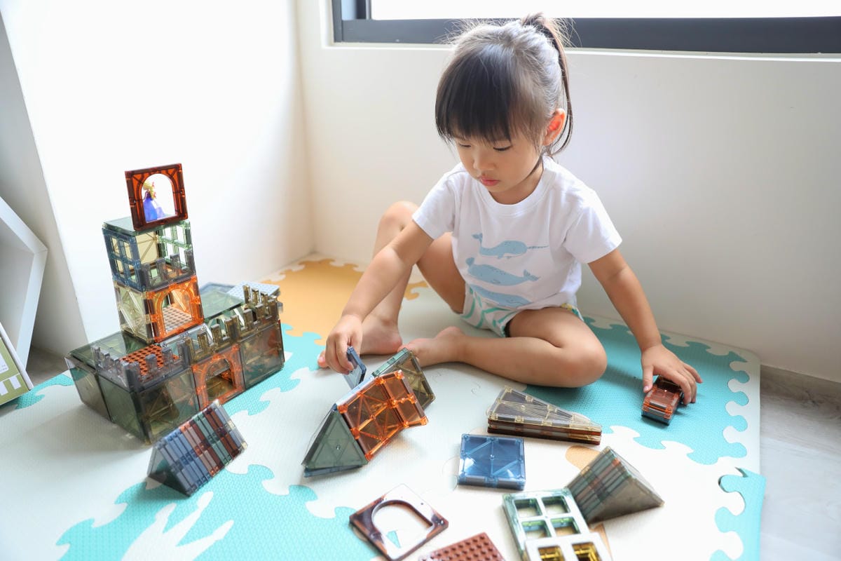 親子育兒|最適合三歲左右小孩的玩具推薦!聰明媽咪 i-Smart 美國豪華彩色透光磁力積木片(101件) 可結合樂高一起玩唷~ - 第22張圖 親子育兒|最適合三歲左右小孩的玩具推薦!聰明媽咪 i-Smart 美國豪華彩色透光磁力積木片(101件) 可結合樂高一起玩唷~