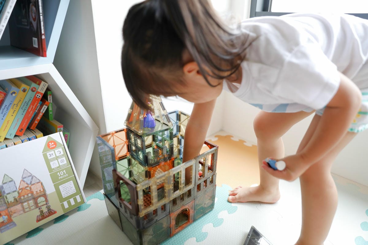 親子育兒|最適合三歲左右小孩的玩具推薦!聰明媽咪 i-Smart 美國豪華彩色透光磁力積木片(101件) 可結合樂高一起玩唷~ - 第24張圖 親子育兒|最適合三歲左右小孩的玩具推薦!聰明媽咪 i-Smart 美國豪華彩色透光磁力積木片(101件) 可結合樂高一起玩唷~