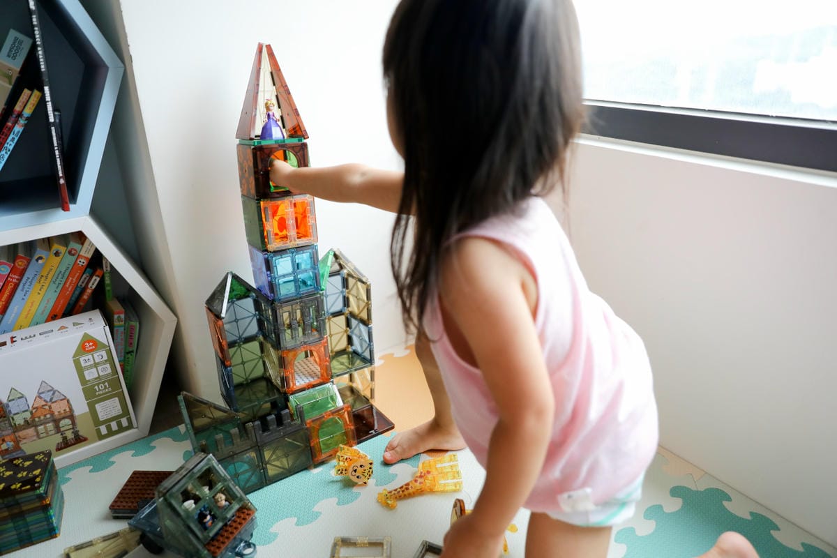 親子育兒|最適合三歲左右小孩的玩具推薦!聰明媽咪 i-Smart 美國豪華彩色透光磁力積木片(101件) 可結合樂高一起玩唷~ - 第29張圖 親子育兒|最適合三歲左右小孩的玩具推薦!聰明媽咪 i-Smart 美國豪華彩色透光磁力積木片(101件) 可結合樂高一起玩唷~