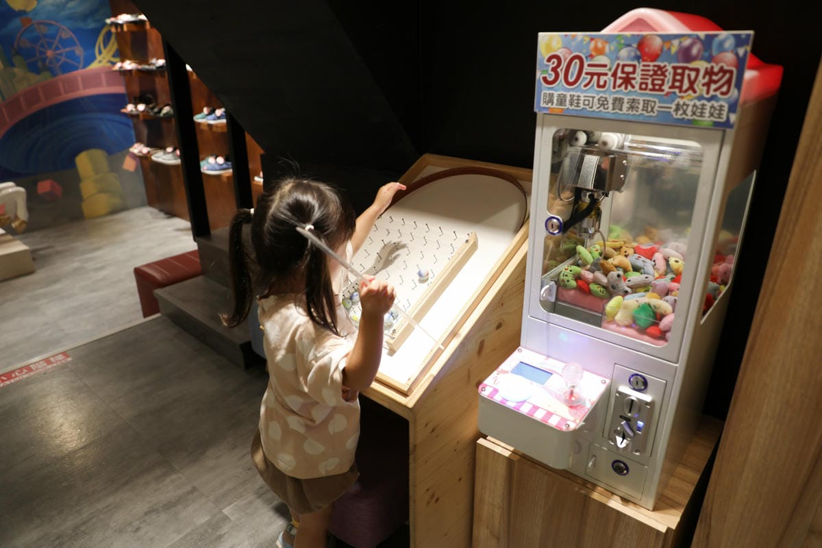 新北旅遊｜九份美食購物一日遊推薦！觀光客必吃美食-九份街角傳統小吃、賴阿婆芋園，想買平價舒適的鞋子就到Fun Shop 富發牌九份店！