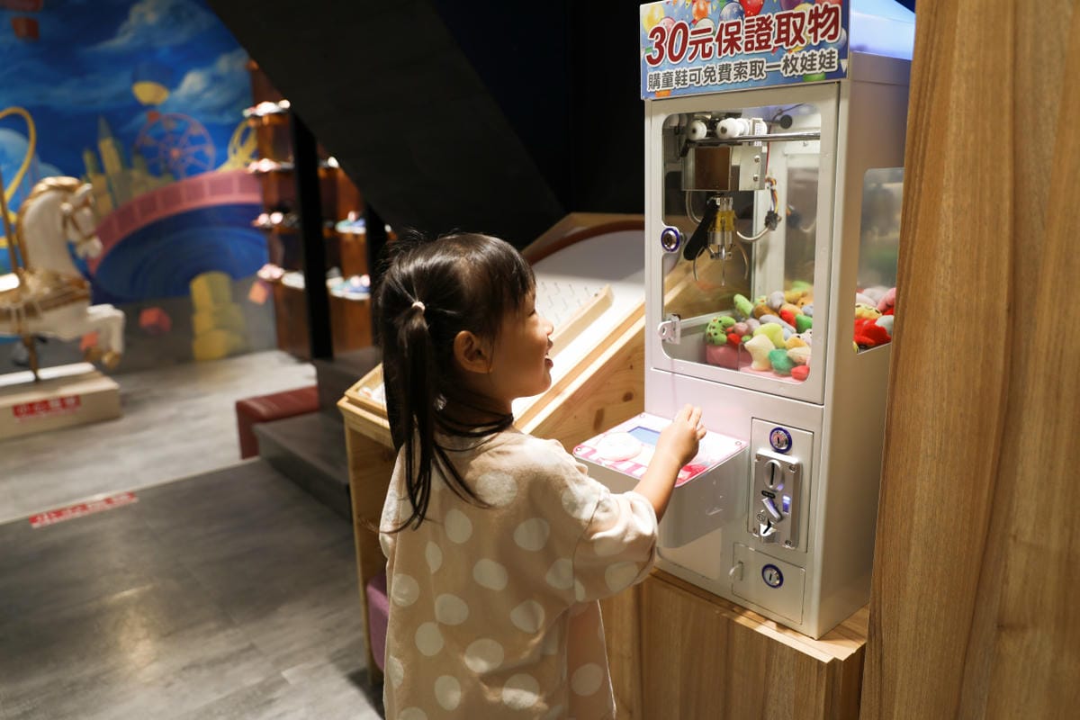 新北旅遊｜九份美食購物一日遊推薦！觀光客必吃美食-九份街角傳統小吃、賴阿婆芋園，想買平價舒適的鞋子就到Fun Shop 富發牌九份店！
