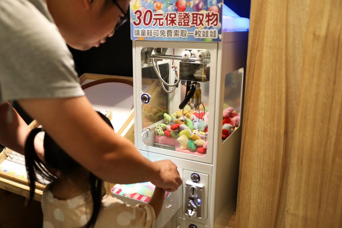 新北旅遊｜九份美食購物一日遊推薦！觀光客必吃美食-九份街角傳統小吃、賴阿婆芋園，想買平價舒適的鞋子就到Fun Shop 富發牌九份店！
