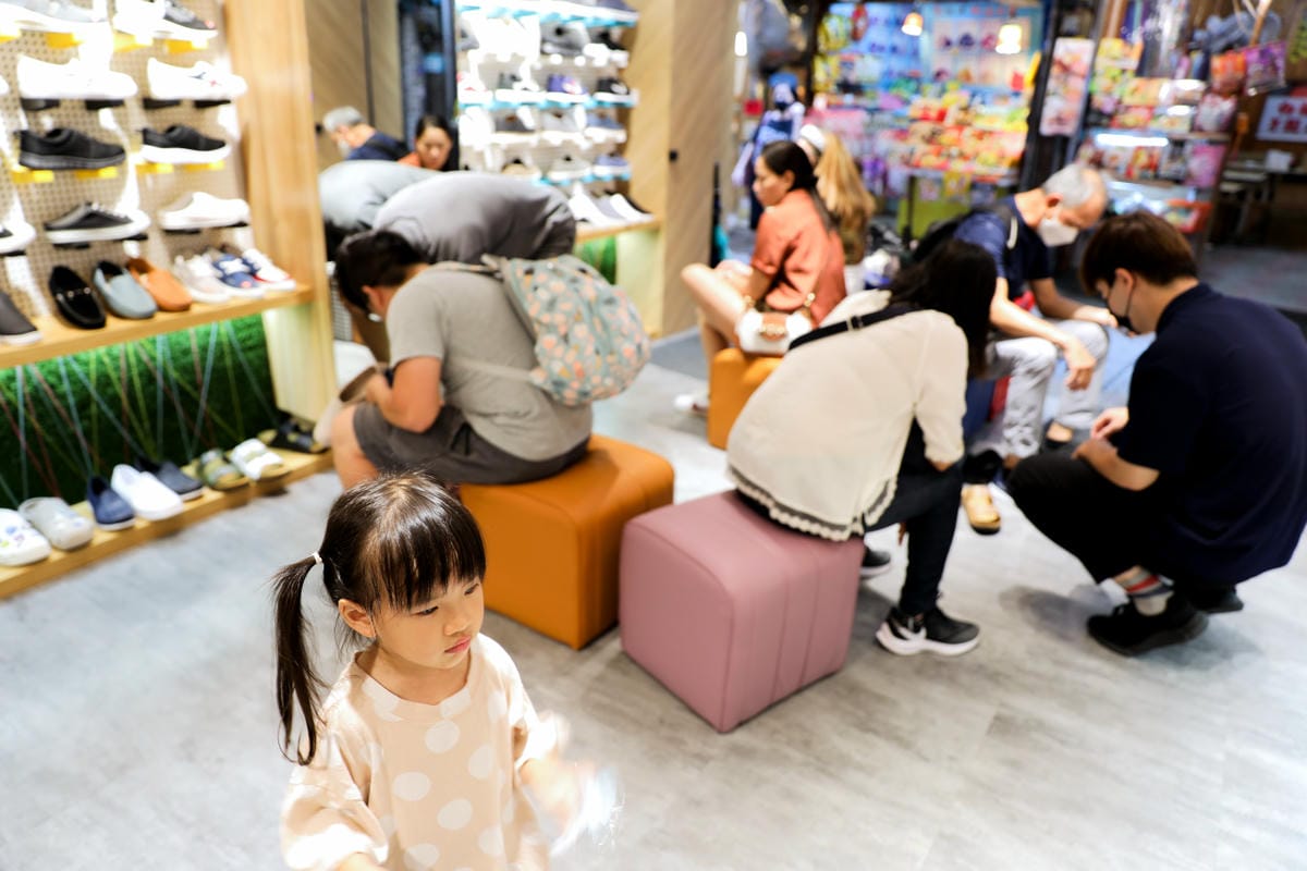 新北旅遊｜九份美食購物一日遊推薦！觀光客必吃美食-九份街角傳統小吃、賴阿婆芋園，想買平價舒適的鞋子就到Fun Shop 富發牌九份店！