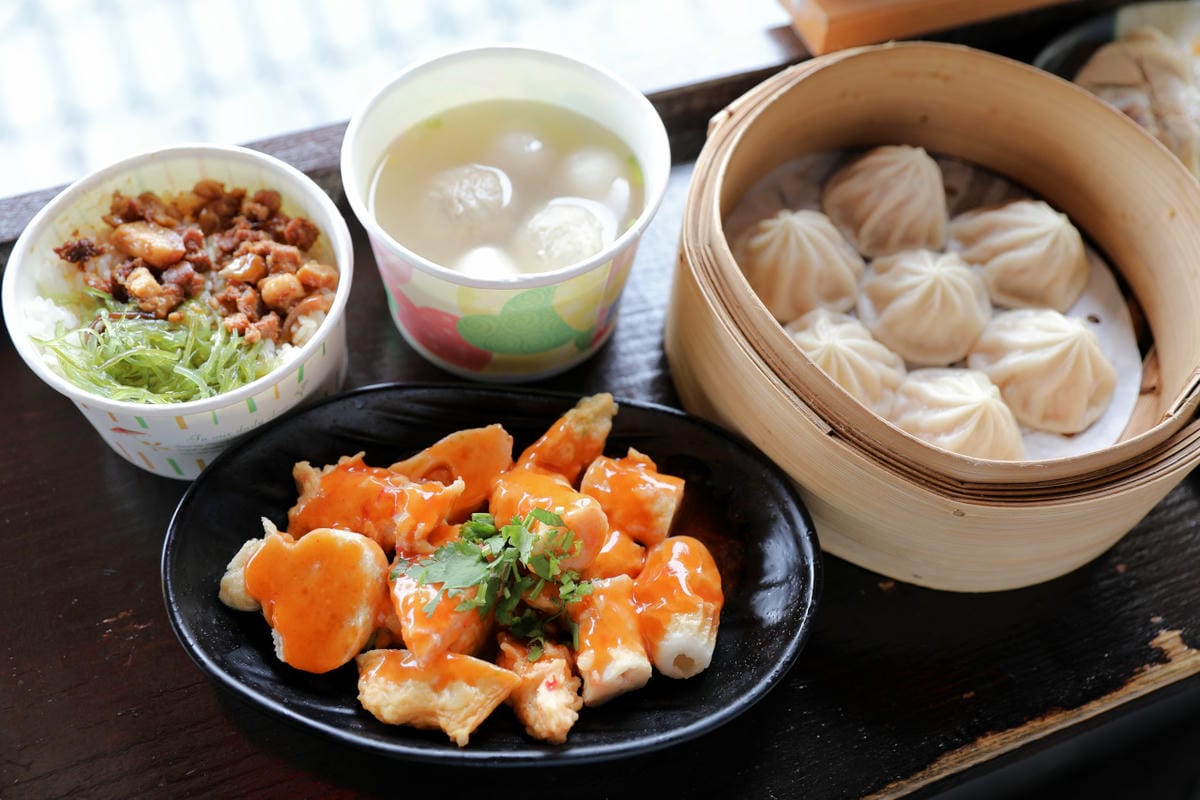 新北旅遊｜九份美食購物一日遊推薦！觀光客必吃美食-九份街角傳統小吃、賴阿婆芋園，想買平價舒適的鞋子就到Fun Shop 富發牌九份店！