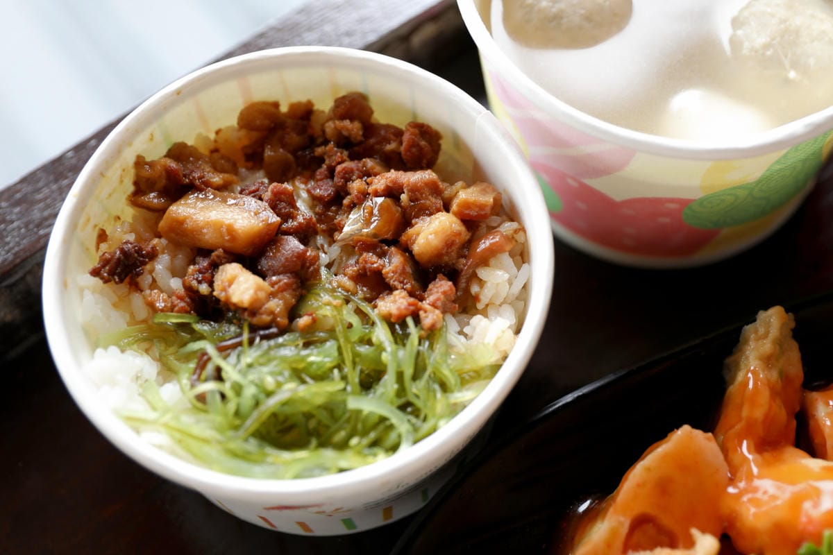 新北旅遊｜九份美食購物一日遊推薦！觀光客必吃美食-九份街角傳統小吃、賴阿婆芋園，想買平價舒適的鞋子就到Fun Shop 富發牌九份店！