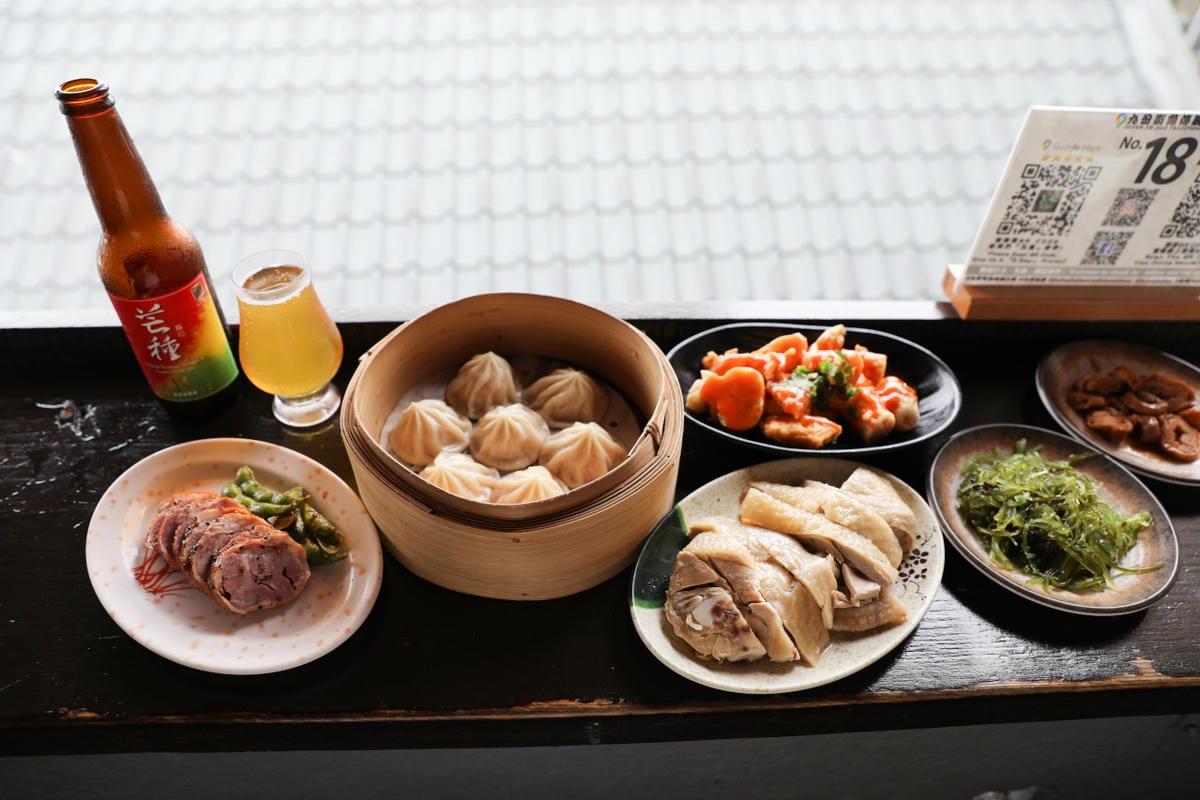 新北旅遊｜九份美食購物一日遊推薦！觀光客必吃美食-九份街角傳統小吃、賴阿婆芋園，想買平價舒適的鞋子就到Fun Shop 富發牌九份店！