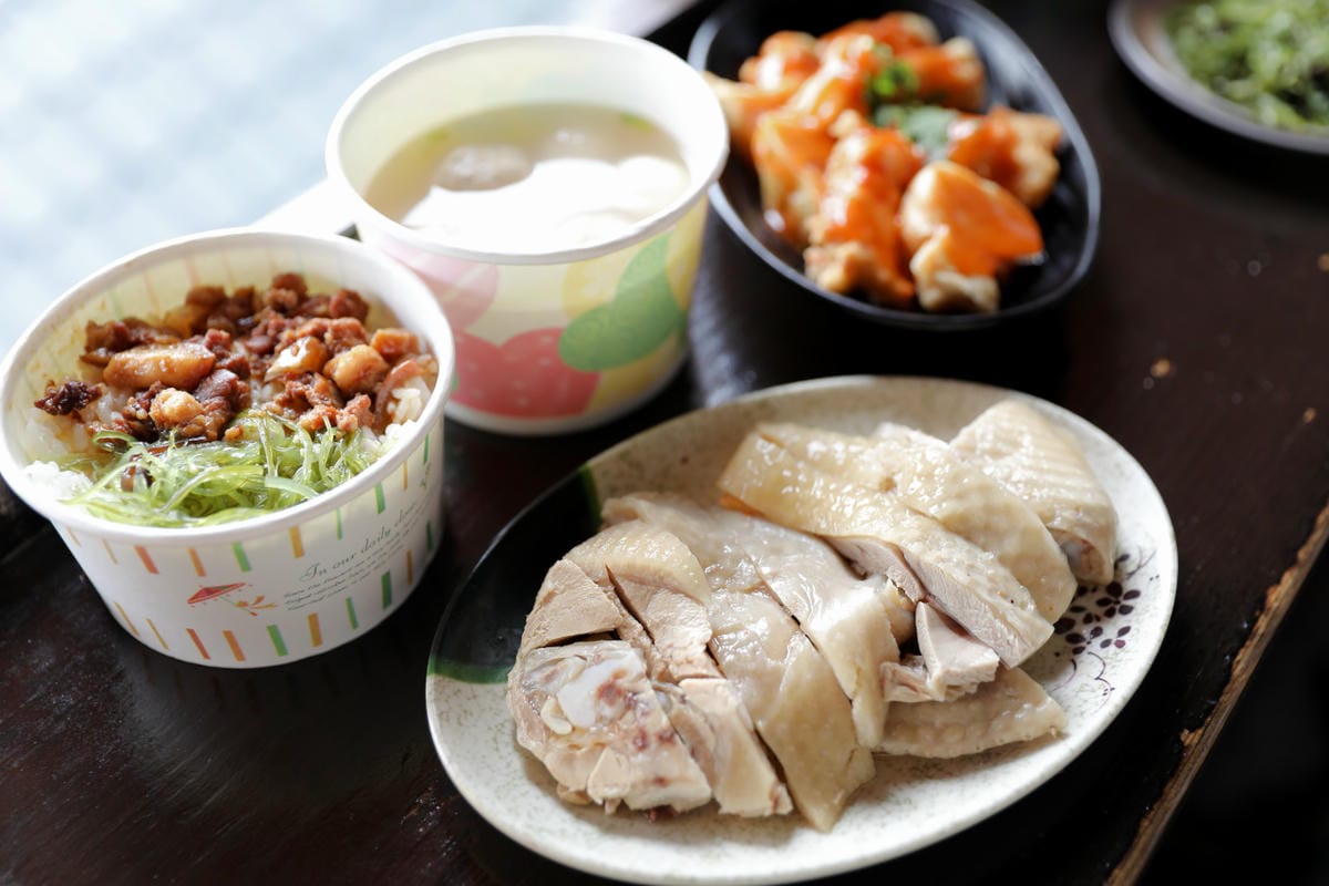 新北旅遊｜九份美食購物一日遊推薦！觀光客必吃美食-九份街角傳統小吃、賴阿婆芋園，想買平價舒適的鞋子就到Fun Shop 富發牌九份店！