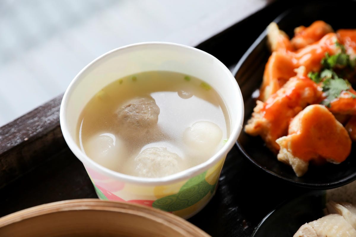 新北旅遊｜九份美食購物一日遊推薦！觀光客必吃美食-九份街角傳統小吃、賴阿婆芋園，想買平價舒適的鞋子就到Fun Shop 富發牌九份店！