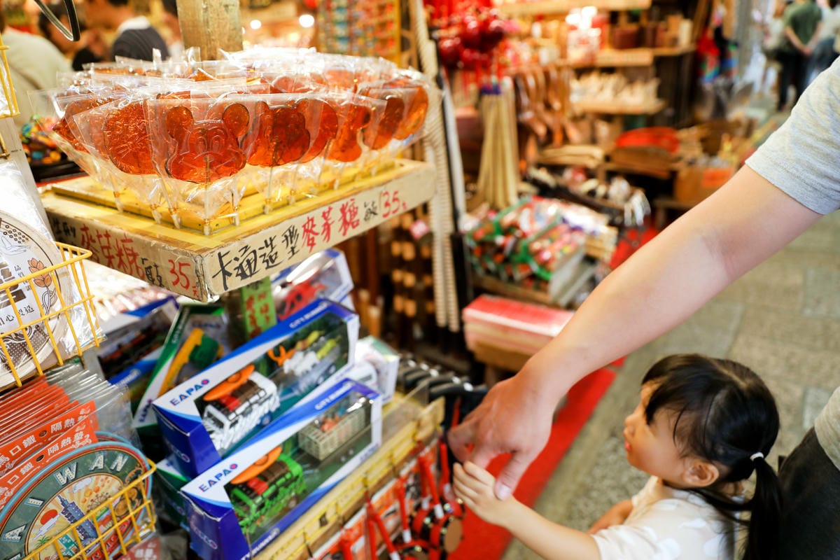 新北旅遊｜九份美食購物一日遊推薦！觀光客必吃美食-九份街角傳統小吃、賴阿婆芋園，想買平價舒適的鞋子就到Fun Shop 富發牌九份店！