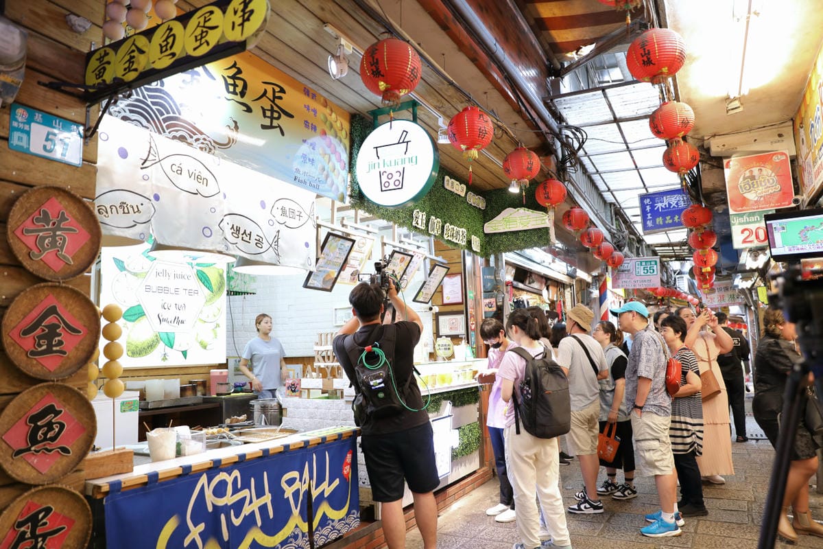 新北旅遊｜九份美食購物一日遊推薦！觀光客必吃美食-九份街角傳統小吃、賴阿婆芋園，想買平價舒適的鞋子就到Fun Shop 富發牌九份店！