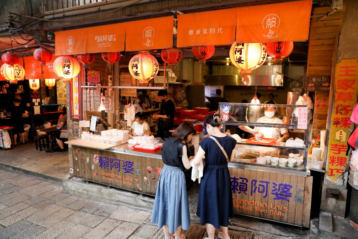 新北旅遊｜九份美食購物一日遊推薦！觀光客必吃美食-九份街角傳統小吃、賴阿婆芋園，想買平價舒適的鞋子就到Fun Shop 富發牌九份店！