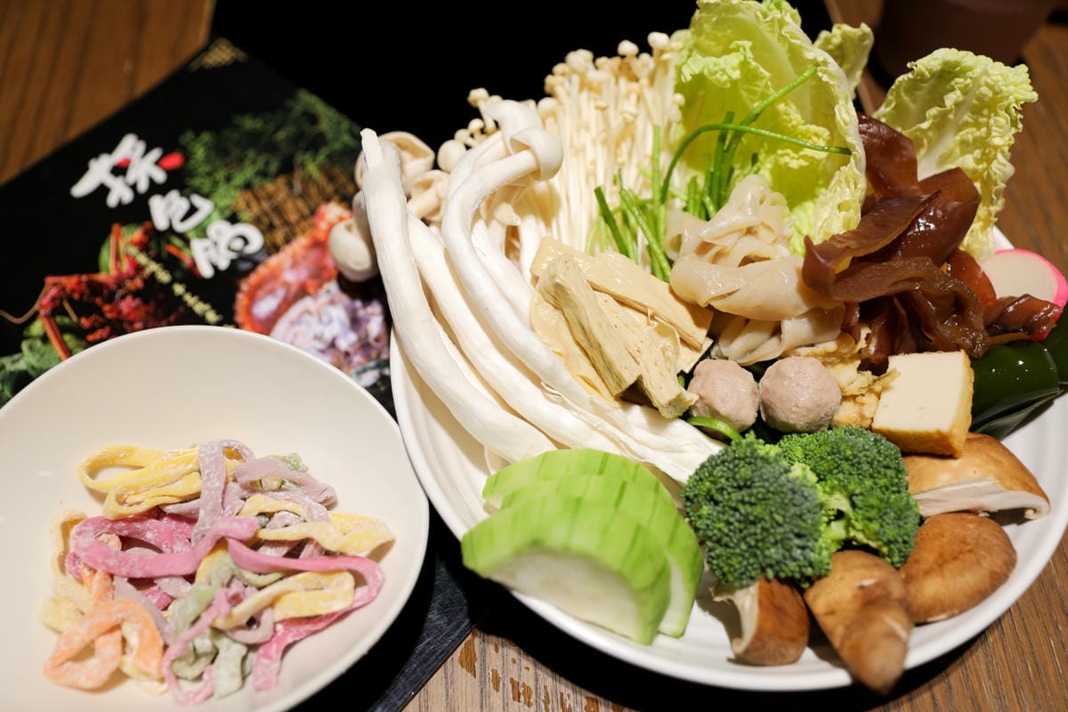 新北食記｜林口海鮮火鍋推薦！採色鍋 小確幸暖心鍋物 自助式吃到飽火鍋