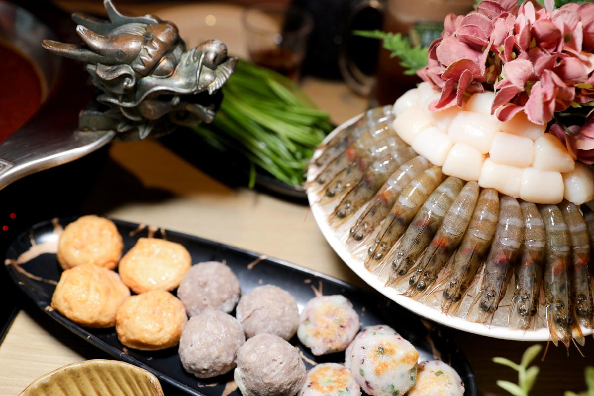 台北食記｜內湖麻辣火鍋推薦！四川龍府放感情麻辣鴛鴦火鍋 生日聚餐美食推薦！生日蝦、生日干貝送好送滿～