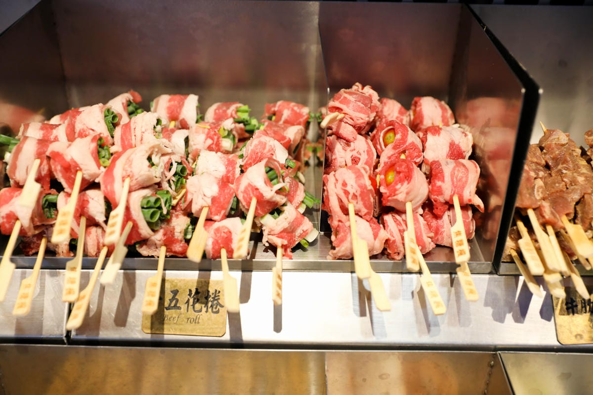 台北食記｜內湖737巷美食推薦！焦糖楓串燒漢方無烟撒粉 非油炸燒烤