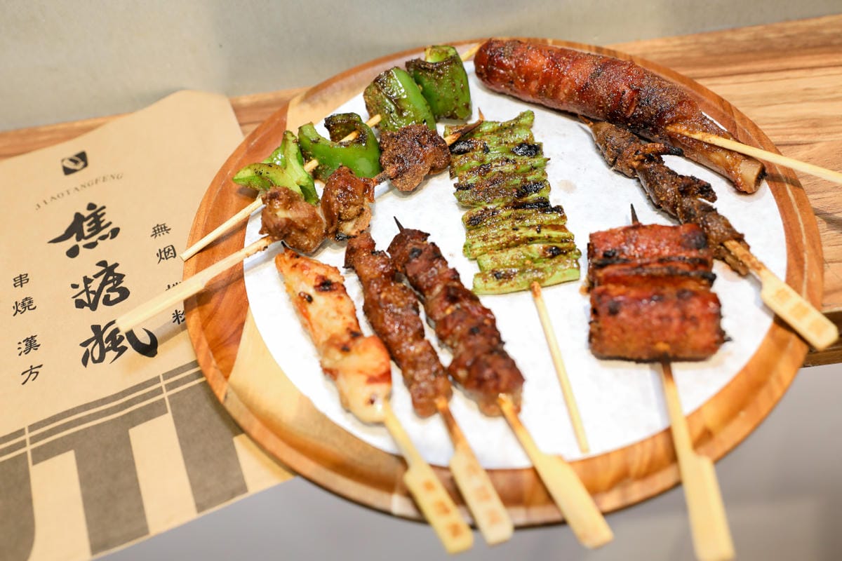 台北食記｜內湖737巷美食推薦！焦糖楓串燒漢方無烟撒粉 非油炸燒烤
