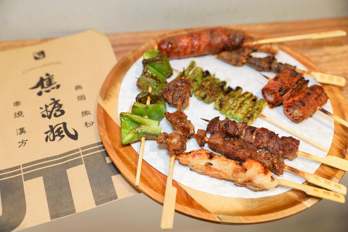 台北食記｜內湖737巷美食推薦！焦糖楓串燒漢方無烟撒粉 非油炸燒烤