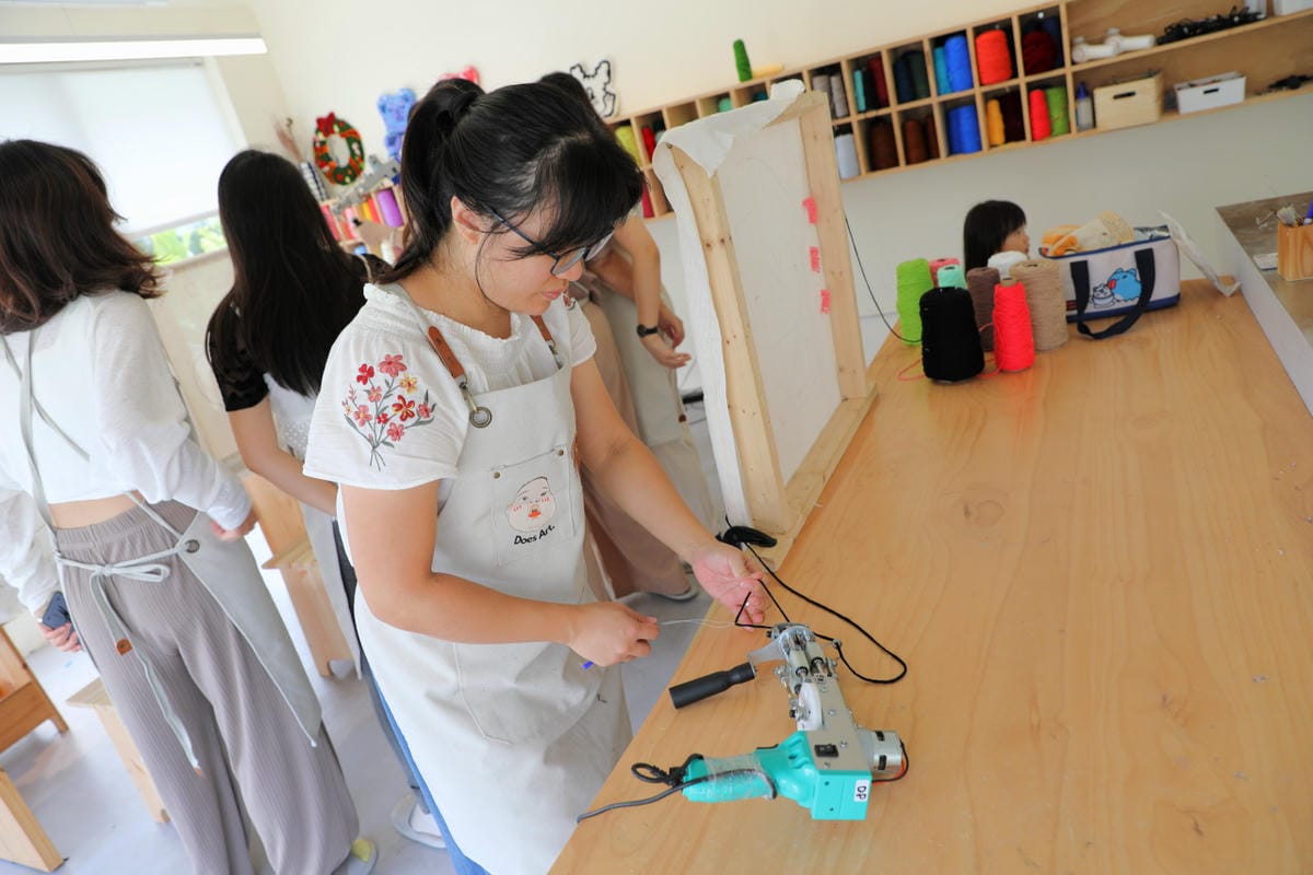 DIY課程|Does Art 都是藝術 台北館 療癒系DIY手作地毯課程(簇絨掛鏡) - 第9張圖 DIY課程|Does Art 都是藝術 台北館 療癒系DIY手作地毯課程(簇絨掛鏡)