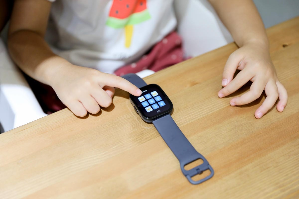 3C開箱｜Amazfit 華米BIP 5 大螢幕健康智慧手錶 配備1.91英吋大螢幕、超強續航力，支援藍牙通話及Line訊息