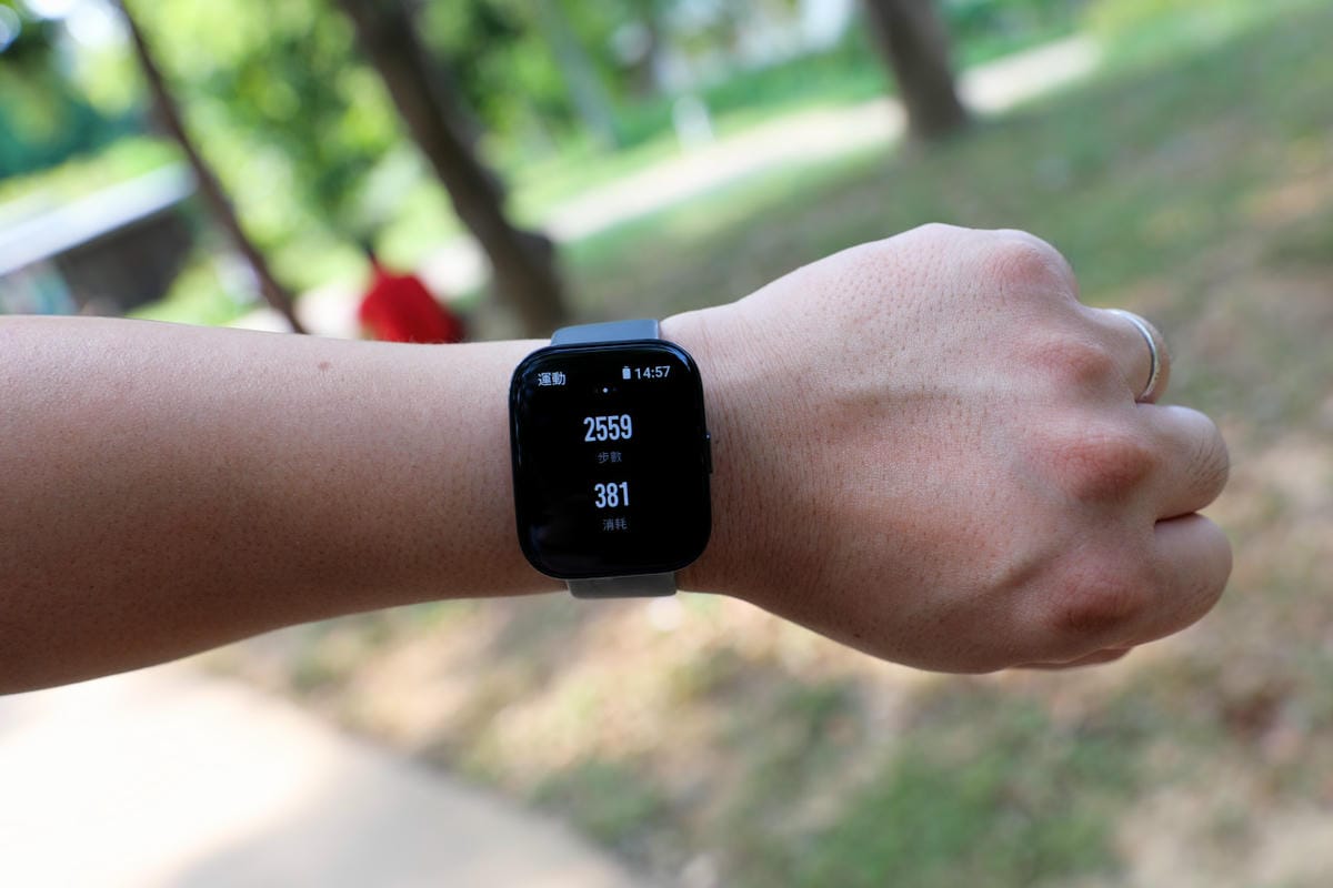 3C開箱｜Amazfit 華米BIP 5 大螢幕健康智慧手錶 配備1.91英吋大螢幕、超強續航力，支援藍牙通話及Line訊息
