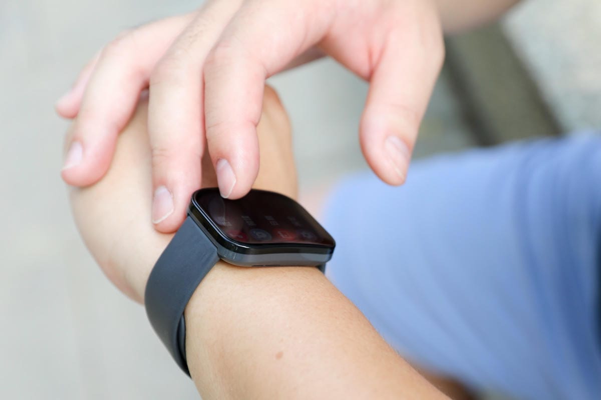 3C開箱｜Amazfit 華米BIP 5 大螢幕健康智慧手錶 配備1.91英吋大螢幕、超強續航力，支援藍牙通話及Line訊息