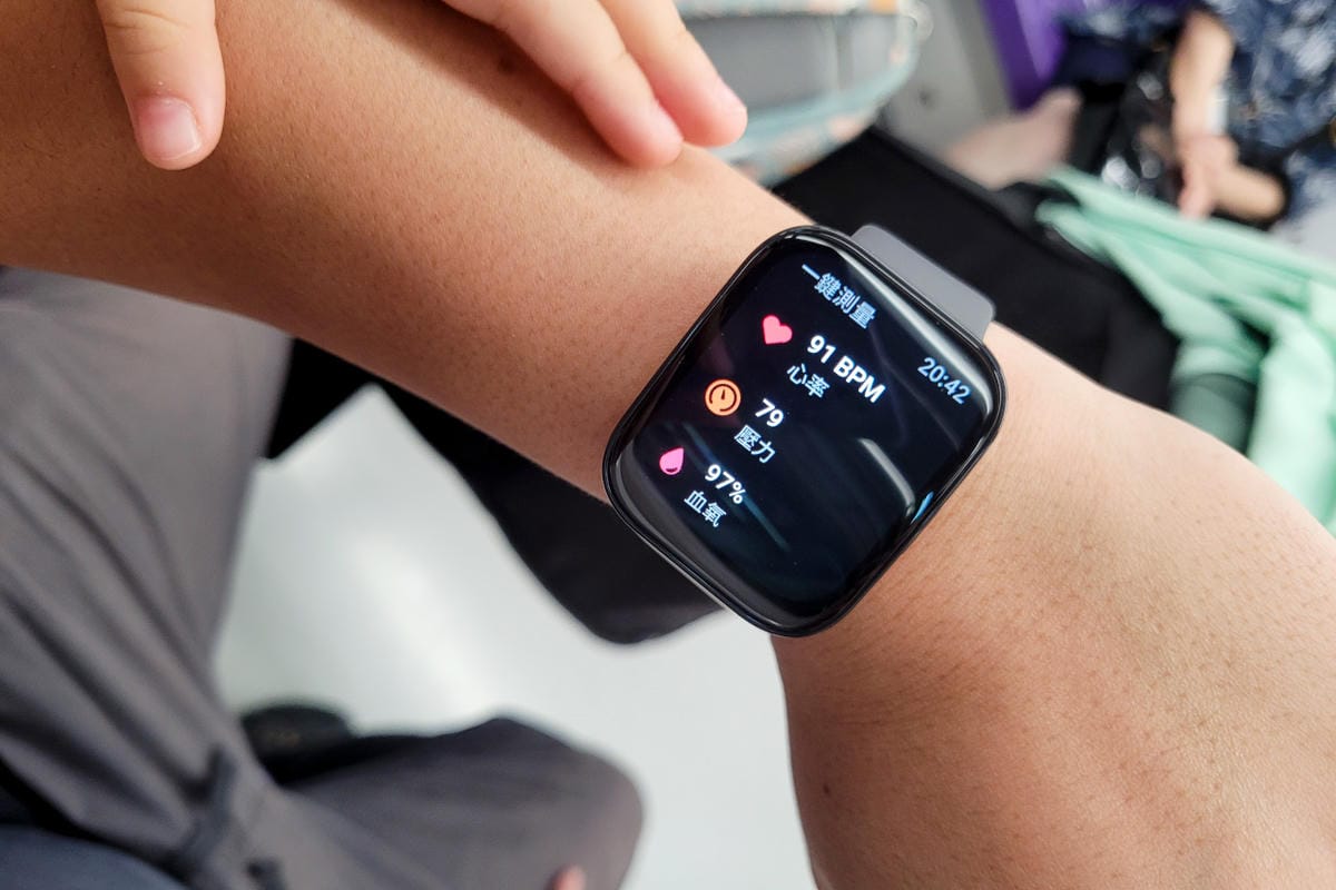 3C開箱｜Amazfit 華米BIP 5 大螢幕健康智慧手錶 配備1.91英吋大螢幕、超強續航力，支援藍牙通話及Line訊息