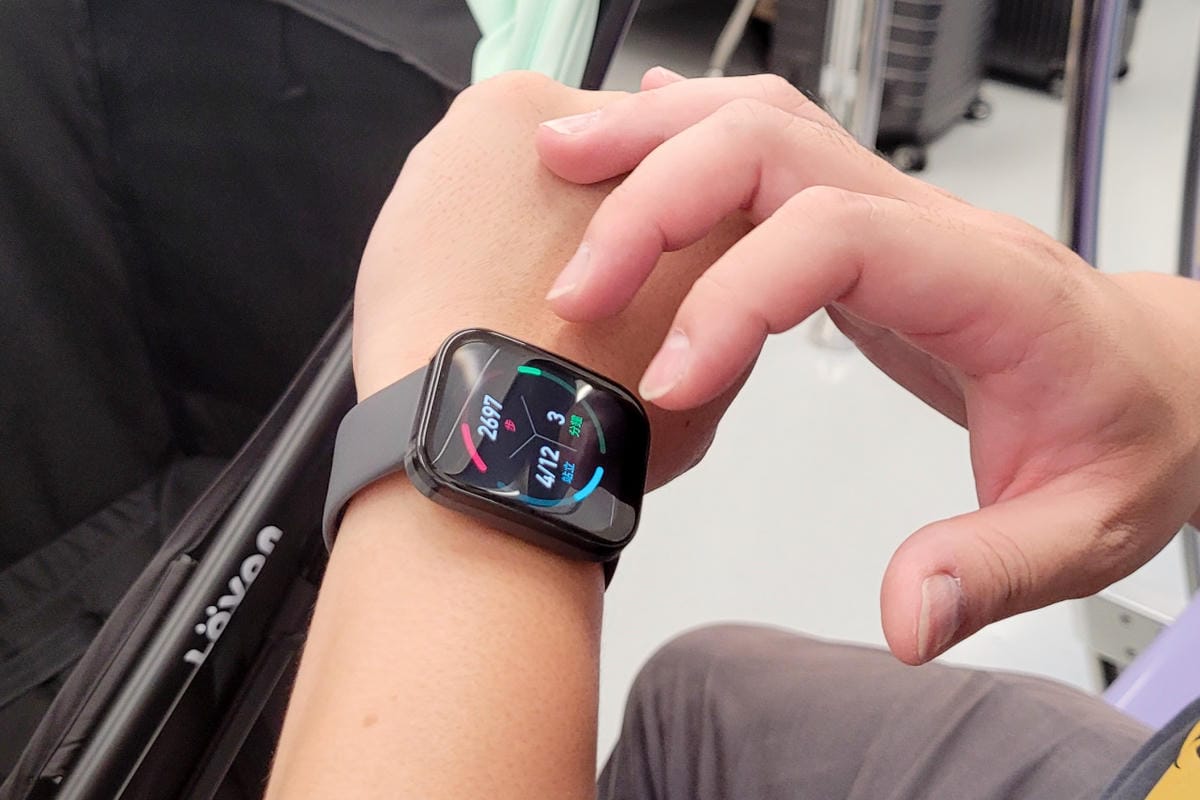 3C開箱｜Amazfit 華米BIP 5 大螢幕健康智慧手錶 配備1.91英吋大螢幕、超強續航力，支援藍牙通話及Line訊息