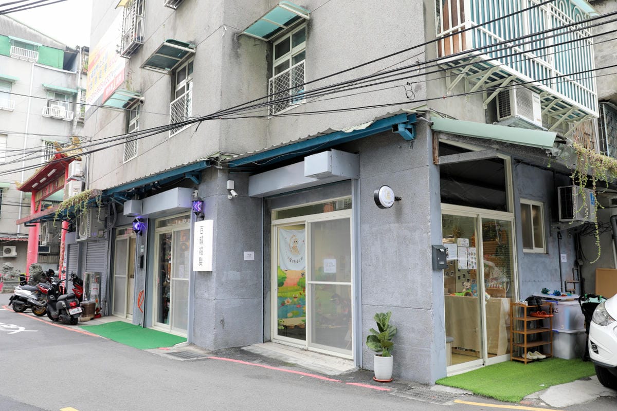 親子育兒｜板橋親子課程推薦！小尾巴創藝空間 Little Tail Kids 采虹老師 兒童彩繪五感課程《大嘴蛙呱呱呱》